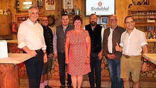 OB Thomas Burger (von links), Felix Sonnleitner (BLV), Thomas Welter (BLV), Bernadette Dechant (CSU-Stadträtin), Arnd Bergmann (BLV), Bürgermeister Thomas Thurow und Festwirt Michael Hahn OB Thomas Burger (von links), Felix Sonnleitner (BLV), Thomas Welter (BLV), Bernadette Dechant (CSU-Stadträtin), Arnd Bergmann (BLV), Bürgermeister Thomas Thurow und Festwirt Michael Hahn