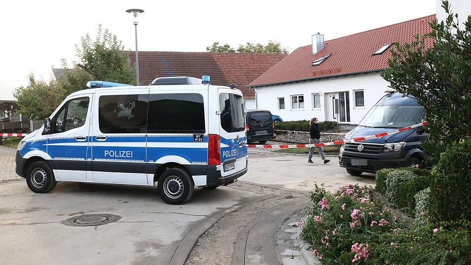 Nach der Tat sperrte die Polizei das Wohnhaus des mutma&szlig;lichen T&auml;ters f&uuml;r die Ermittlungen ab. (Archivbild)