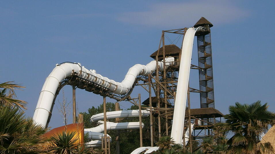 Im 'Spacemaker' (Rutsche rechts) f&auml;llt man aus 42 Meter H&ouml;he in einem Dreier- oder Vierer-Boot in die Tiefe.
