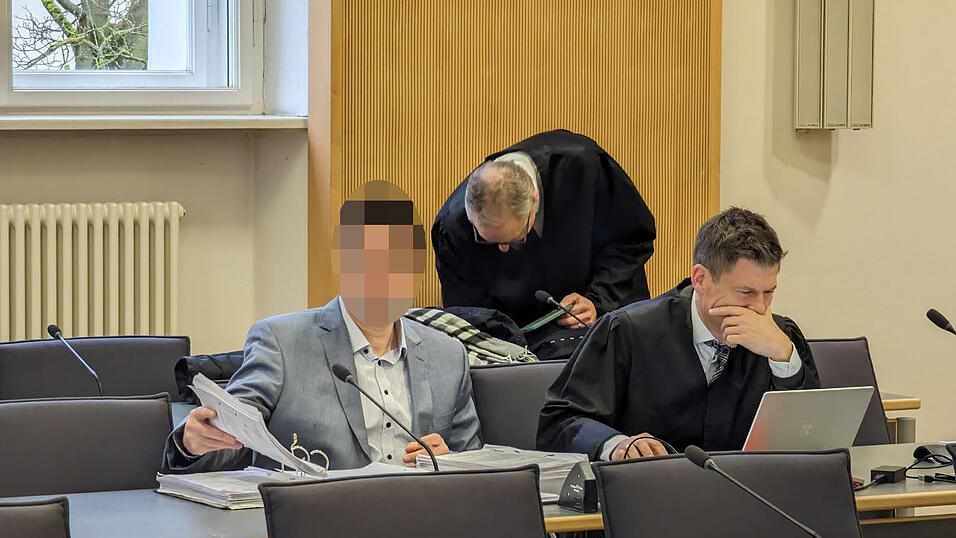 Die Verteidiger des Angeklagten (l.), Georg Karl und Jörg Meyer (r.), bezweifeln die Glaubwürdigkeit des Opfers. Es gebe 'Widersprüche in den Aussagen' der Frau vor dem Regensburger Landgericht. Die Verteidiger des Angeklagten (l.), Georg Karl und Jörg Meyer (r.), bezweifeln die Glaubwürdigkeit des Opfers. Es gebe 'Widersprüche in den Aussagen' der Frau vor dem Regensburger Landgericht.