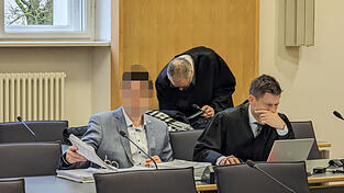 Die Verteidiger des Angeklagten (l.), Georg Karl und Jörg Meyer (r.), bezweifeln die Glaubwürdigkeit des Opfers. Es gebe 'Widersprüche in den Aussagen' der Frau vor dem Regensburger Landgericht.