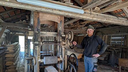 Mit denselben Maschinen, die auch seine Vorfahren genutzt haben, s&auml;gt Korbinian Schedlbauer Baumst&auml;mme zu Brettern und Balken.