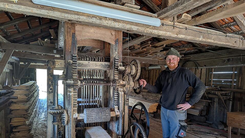 Mit denselben Maschinen, die auch seine Vorfahren genutzt haben, sägt Korbinian Schedlbauer Baumstämme zu Brettern und Balken. Mit denselben Maschinen, die auch seine Vorfahren genutzt haben, sägt Korbinian Schedlbauer Baumstämme zu Brettern und Balken.