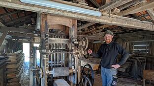 Mit denselben Maschinen, die auch seine Vorfahren genutzt haben, s&auml;gt Korbinian Schedlbauer Baumst&auml;mme zu Brettern und Balken.