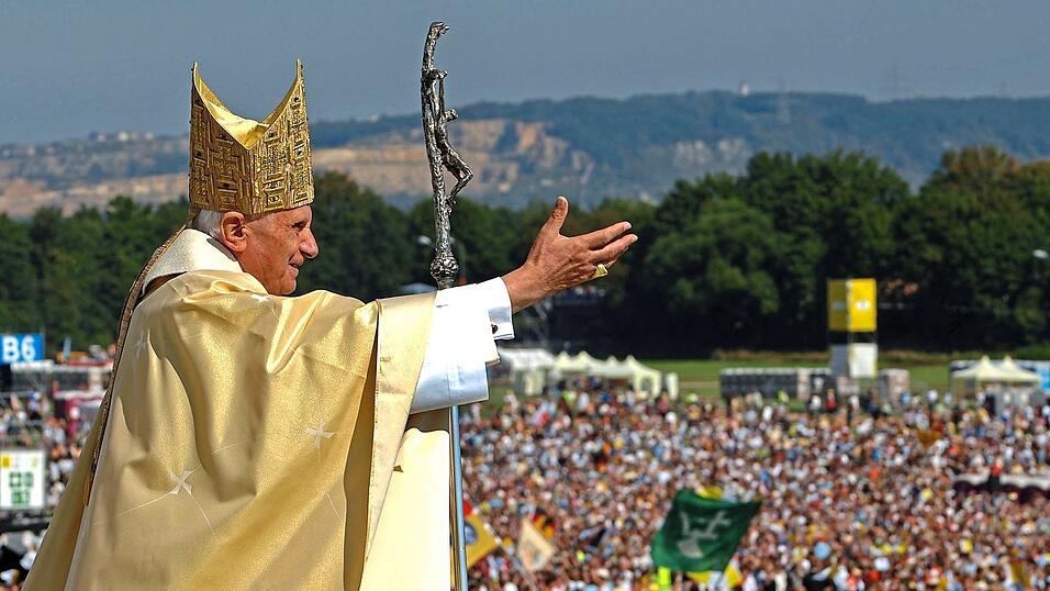'Wer glaubt, ist nie allein', lautet das Motto der Bayern-Reise von Papst Benedikt XVI. Zur heiligen Messe auf das Islinger Feld bei Regensburg kommen am 12. September 2006 rund 250.000 Menschen. 'Wer glaubt, ist nie allein', lautet das Motto der Bayern-Reise von Papst Benedikt XVI. Zur heiligen Messe auf das Islinger Feld bei Regensburg kommen am 12. September 2006 rund 250.000 Menschen.