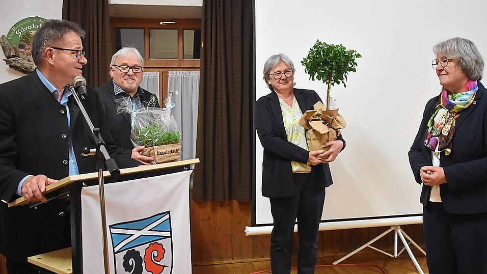 Helmut Neudecker w&uuml;rdigte als Stellvertreter zusammen mit Gesch&auml;ftsleiter Jakob Schref und Rektorin Friederike Elbauer die Verdienste der scheidenden B&uuml;rgermeisterin Luise Hausberger (von links).