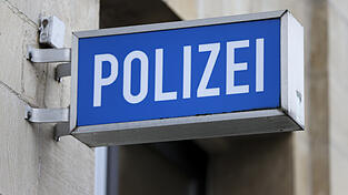 Am Tatort sicherten die Polizeibeamten eine Blutspur. (Symbolbild) Am Tatort sicherten die Polizeibeamten eine Blutspur. (Symbolbild)
