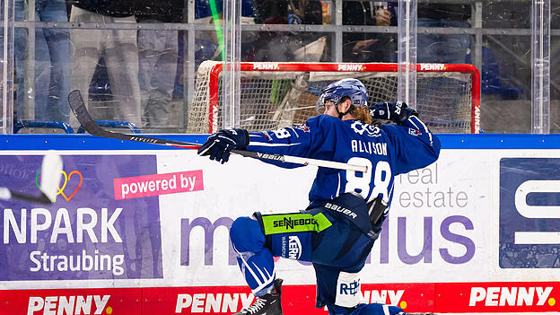 Die Straubing Tigers können sich über einen Sieg ihrer Mannschaft freuen. Das erste der beiden Tore erzielte Wade Allison, der sich sichtlich freute. Die Straubing Tigers können sich über einen Sieg ihrer Mannschaft freuen. Das erste der beiden Tore erzielte Wade Allison, der sich sichtlich freute.