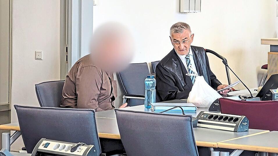 Anwalt Helmut M&ouml;rtl will f&uuml;r seinen Mandanten einen geschlossenen Drogen-entzug heraushandeln. Es droht aber auch die Sicherungsverwahrung.