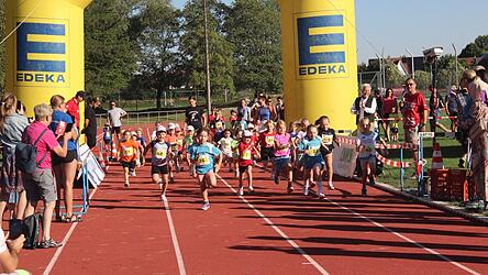 Start zum 400-Meter-Lauf der M&auml;dchen. Nicht jeder Erwachsene k&ouml;nnte da mithalten.