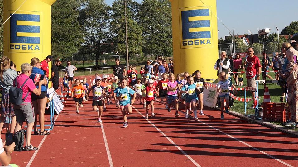 Start zum 400-Meter-Lauf der Mädchen. Nicht jeder Erwachsene könnte da mithalten. Start zum 400-Meter-Lauf der Mädchen. Nicht jeder Erwachsene könnte da mithalten.