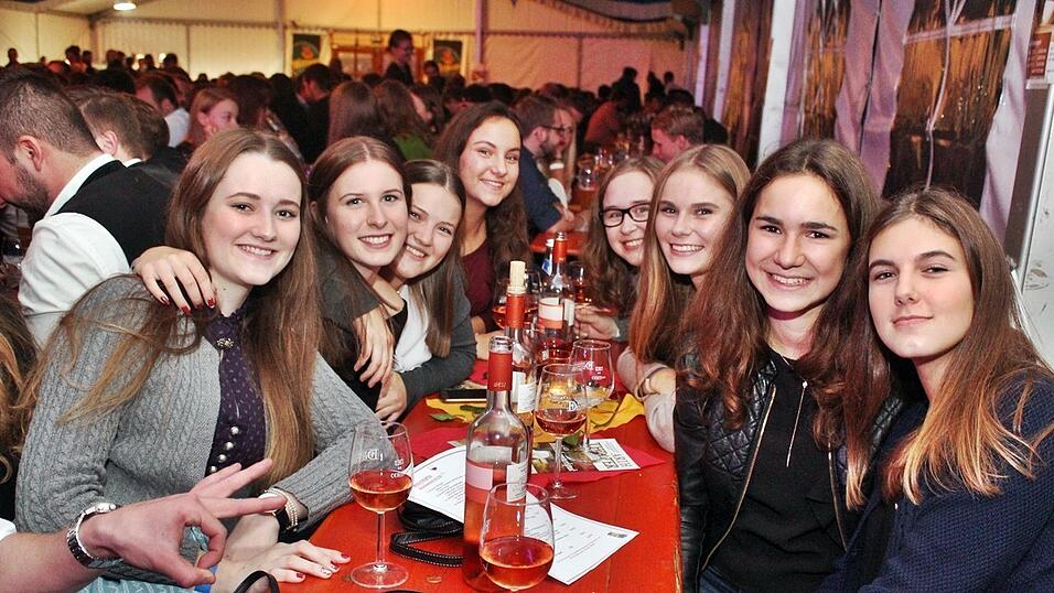 Die besten Bilder vom Wein- und Wei&szlig;bierfest des Burschenvereins Arth und der M&auml;dchengruppe.