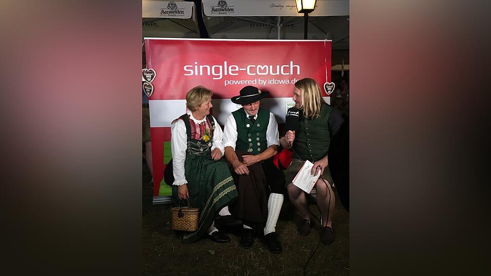 Auch 2019 ist die Single-Couch auf dem Gäubodenvolksfest beliebt. Auch 2019 ist die Single-Couch auf dem Gäubodenvolksfest beliebt.