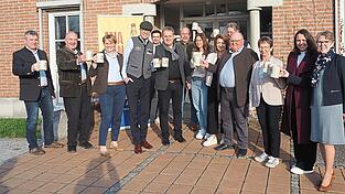 Ein frischgezapftes Bier und ein Prosit auf die kommenden Feste mit der Festwirtsfamilie Kerscher.