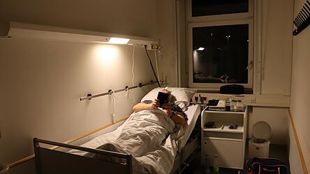 Fast wie ein Astronaut wenige Minuten vor seinem Start ins All sieht Rainer G. aus, als er fertig f&uuml;r die Nacht im Schlaflabor in der Sankt-Maria-Klinik ist. Er liest ein E-Book, eines seiner Rituale zum Einschlafen.