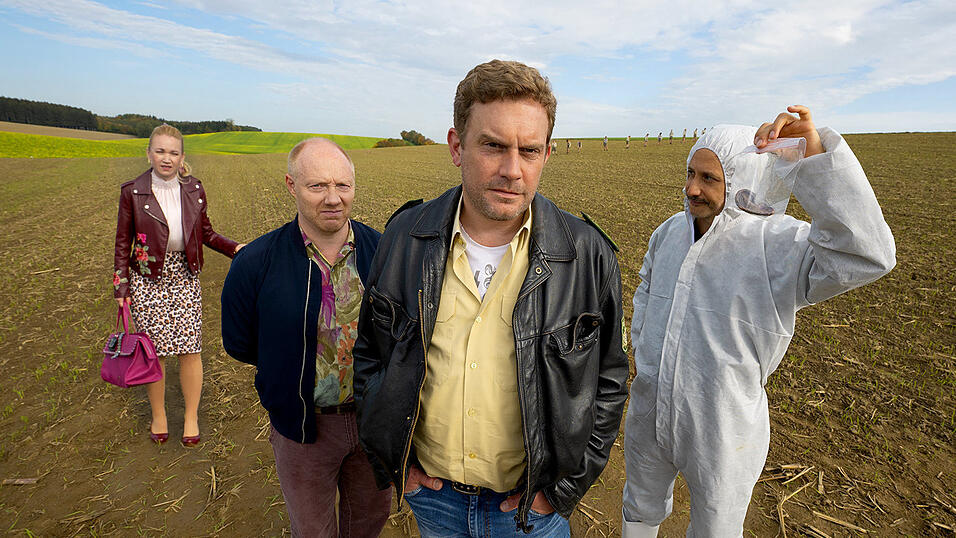 Susi (links) vertritt den Bürgermeister und Rudi und Franz sind auf der Suche nach einem Vermissten, als ein Ohr auftaucht, ist das vielleicht eine heiße Spur. Susi (links) vertritt den Bürgermeister und Rudi und Franz sind auf der Suche nach einem Vermissten, als ein Ohr auftaucht, ist das vielleicht eine heiße Spur.