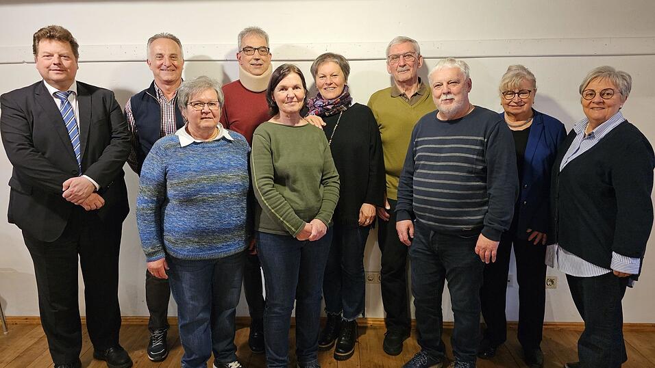 Das neue Leitungsteam der Rheumaliga-Arbeitsgemeinschaft Bad K&ouml;tzting-Cham mit Teamsprecher Johann Haselsteiner (4.v.r.). Ganz links der Gesch&auml;ftsf&uuml;hrer des Landesverbandes Bayern, Patric F&uuml;rnhammer.