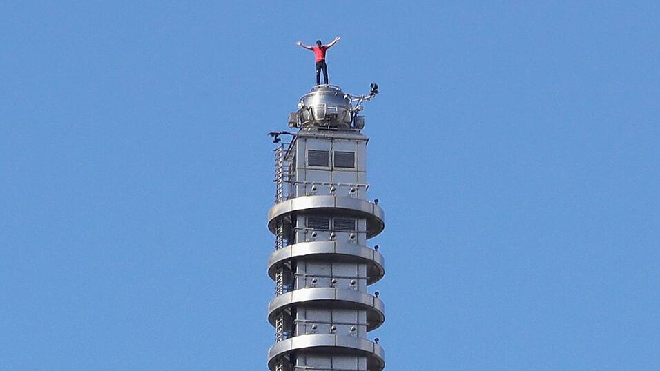 Nach dem Jubel auf der Spitze des Wolkenkratzers hat Alex Honnold ein Selfie mit seinem Smartphone geschossen.