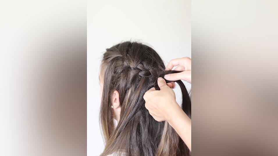 In wenigen Schritten selbst gemacht: Die Wasserfall-Flechtung. In wenigen Schritten selbst gemacht: Die Wasserfall-Flechtung.