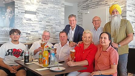Hatten viel Spaß bei der Eröffnung am Donnerstag: Bürgermeister Hans Schmalhofer, Wolfgang Schober und Gurmail Singh (hinten v.l.) sowie Sohn Harry Singh, Vizelandrat Roman Fischer, Gebietsverkaufsleiter von Arcobräu Alexander Strobl, dessen Frau Nicole Strobl und Neelam Singh (vorne v.l.).