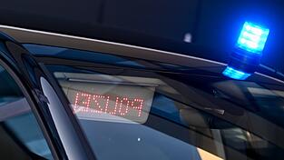 Die Polizei findet in einem Wohnhaus in Oberfranken eine tote 75-Jährige und nimmt daraufhin den Ehemann fest. (Symbolbild) Die Polizei findet in einem Wohnhaus in Oberfranken eine tote 75-Jährige und nimmt daraufhin den Ehemann fest. (Symbolbild)