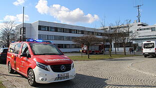 Mit zahlreichen Fahrzeugen und ehrenamtlichen Feuerwehrleuten r&uuml;ckten die Wehren aus.