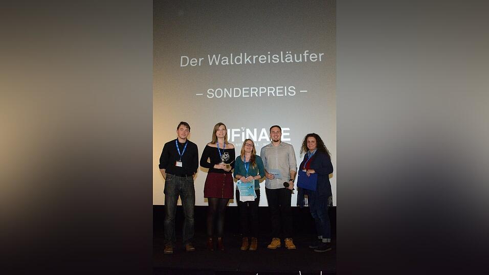 Julia (2. v. li.) und Sonja (3. v. li.) bei der Preisverleihung.