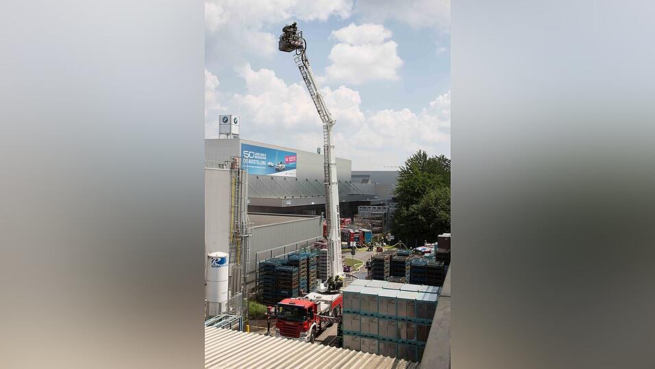 In einer Halle des BMW-Werk Landshut ist am Sonntag ein Brand ausgebrochen.