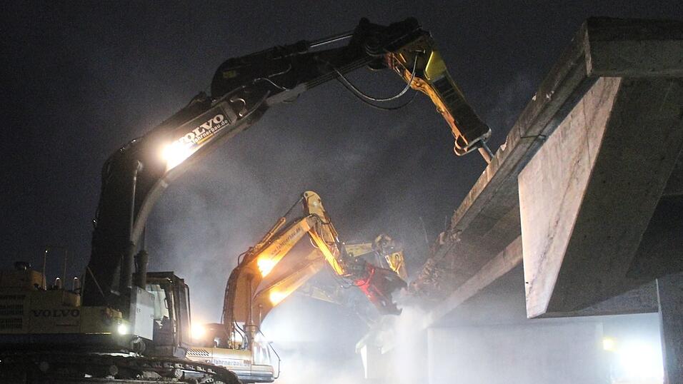 Um 23.23 Uhr begannen die Baggerfahrer, mit Abrissh&auml;mmern und Pulverisierern Teile des Betons herauszubrechen.
