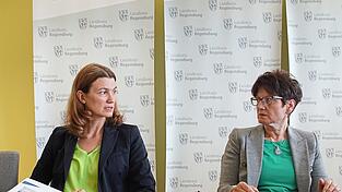 Landrätin Tanja Schweiger (links) und Kreiskämmerin Petra Grimm bei der Vorstellung des Kreishaushalts 2025. Drei Kommunen klagen gegen die Erhöhung der Kreisumlage um fünfeinhalb Punkte.