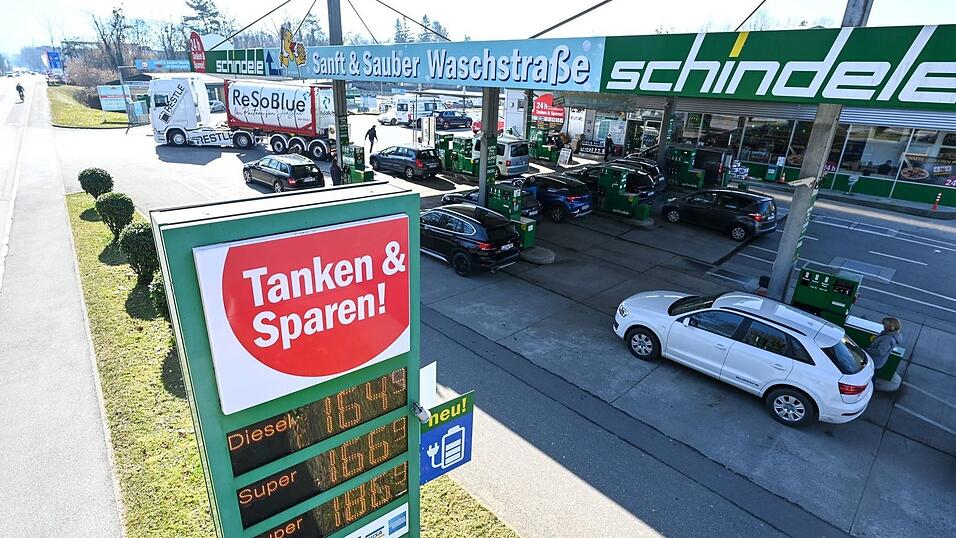 In Österreich tankt es sich in der Regel günstiger - das liegt aber nicht daran, dass die Preise nur einmal pro Tag angehoben werden dürfen. (Symbolbild) In Österreich tankt es sich in der Regel günstiger - das liegt aber nicht daran, dass die Preise nur einmal pro Tag angehoben werden dürfen. (Symbolbild)