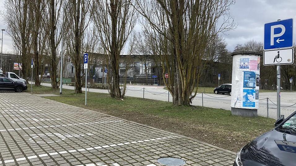 Stadt und Polizei haben zus&auml;tzliche Ma&szlig;nahmen getroffen, um die Behindertenparkpl&auml;tze unweit des Stadions am Pulverturm f&uuml;r die tats&auml;chlich beeintr&auml;chtigten Personen freizuhalten.