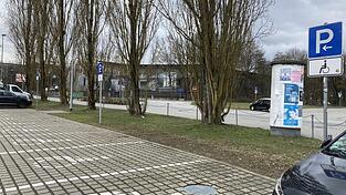 Stadt und Polizei haben zus&auml;tzliche Ma&szlig;nahmen getroffen, um die Behindertenparkpl&auml;tze unweit des Stadions am Pulverturm f&uuml;r die tats&auml;chlich beeintr&auml;chtigten Personen freizuhalten.