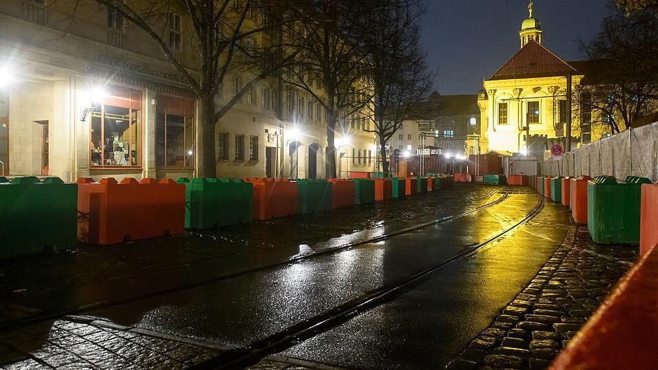 Mit schweren Sperren wird der Weihnachtsmarkt in Magdeburg begrenzt. Mit schweren Sperren wird der Weihnachtsmarkt in Magdeburg begrenzt.