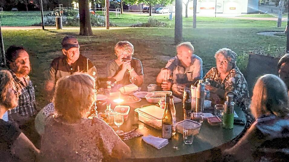 Diese Further trafen sich am Donnerstagabend zum ersten Picknick auf dem LGS-Gel&auml;nde. Bei passendem Wetter ist k&uuml;nftig hierzu jeder eingeladen.