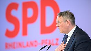 Schweitzer wirbt nach 35 Jahren SPD-Regierung in Rheinland-Pfalz für die erste Koalition mit der CDU im Bundesland. (Archivbild) Schweitzer wirbt nach 35 Jahren SPD-Regierung in Rheinland-Pfalz für die erste Koalition mit der CDU im Bundesland. (Archivbild)
