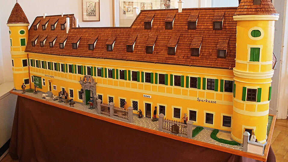 In diese 2,50 Meter breite Nachbildung des Wiesenter Schlosses hat Hans Liebl zahllose Stunden investiert. Auf dem Dach hat er 17.000 winzige Schindeln verbaut. In diese 2,50 Meter breite Nachbildung des Wiesenter Schlosses hat Hans Liebl zahllose Stunden investiert. Auf dem Dach hat er 17.000 winzige Schindeln verbaut.