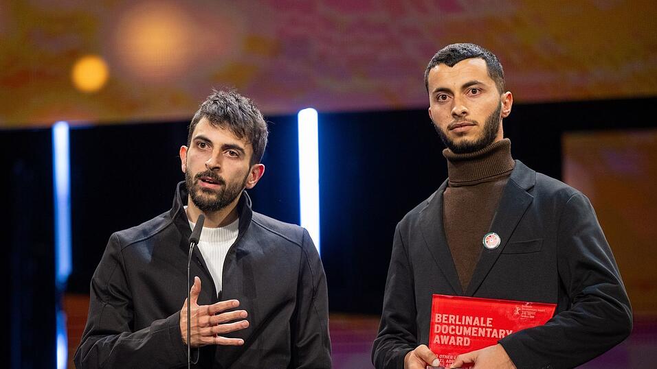 Die Regisseure Yuval Abraham (l) und Basel Adra hatten bei der Berlinale im vergangenen Jahr den Dokumentarfilmpreis entgegengenommen. (Archivbild) Die Regisseure Yuval Abraham (l) und Basel Adra hatten bei der Berlinale im vergangenen Jahr den Dokumentarfilmpreis entgegengenommen. (Archivbild)