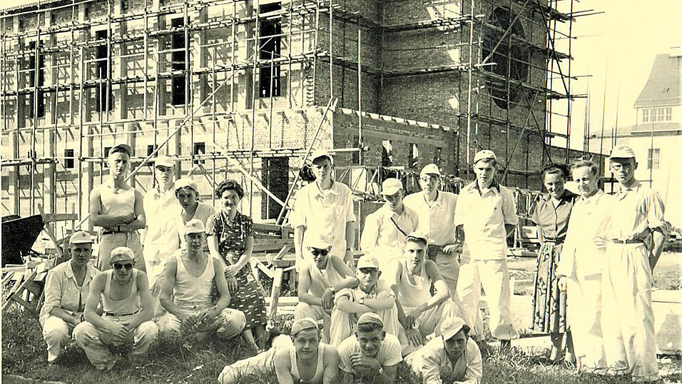 Die Bauarbeiter vor der k&uuml;nftigen Pfarrkirche.