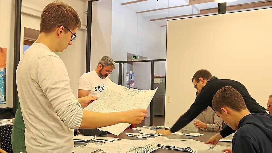 F&uuml;r das Ausz&auml;hlen braucht es viele flei&szlig;ige Helfer.