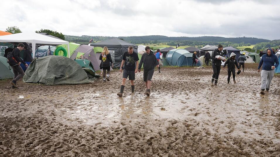 Viele Camper setzen bei Rock am Ring auf Gummistiefel, um trockene F&uuml;&szlig;e zu behalten.