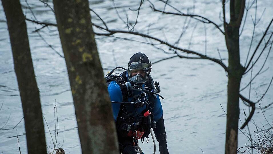 Polizeitaucher suchen am Freitagvormittag in der Donau nach der seit Sonntag vermissten Malina Klaar. An dieser Stelle hatten die Leichenspürhunde am Donnerstag angeschlagen. Polizeitaucher suchen am Freitagvormittag in der Donau nach der seit Sonntag vermissten Malina Klaar. An dieser Stelle hatten die Leichenspürhunde am Donnerstag angeschlagen.