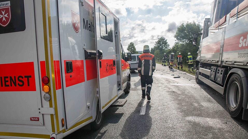 Schwerer Unfall am Freitagmorgen bei Postau (Kreis Landshut). Dort kollidierte ein Auto auf der Gegenfahrbahn frontal mit einem Lastwagen.