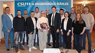 Die CSU/UW-Kandidaten. Vorne, von links: Florian Künzel, Andreas Mader, Sigfried Lehner, Bürgermeisterkandidatin Marion Macht, Landtagsabgeordneter Patrick Grossmann, Claudia Lehner, Petra Vitàlyos. Hintere Reihe, von links: Stefan Binder, Reinhard Zierer, Andreas Mühlbauer, Anton Pinzinger, Alois Jobst und Florian Höcherl.