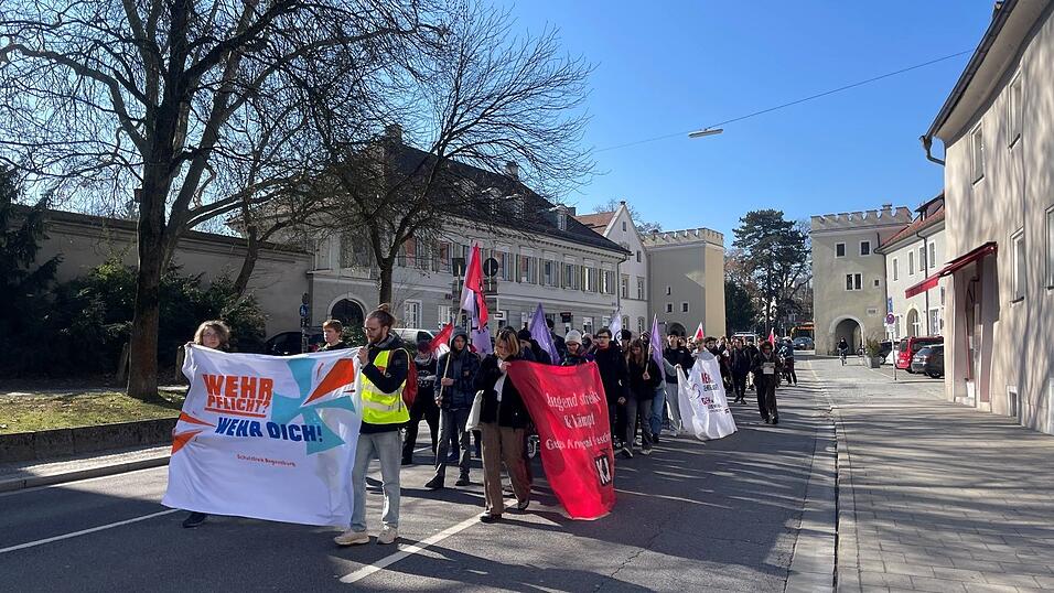 Die Demonstranten liefen vom Goethe-Gymnasium bis zum Haus der Bayerischen Geschichte durch die Altstadt.