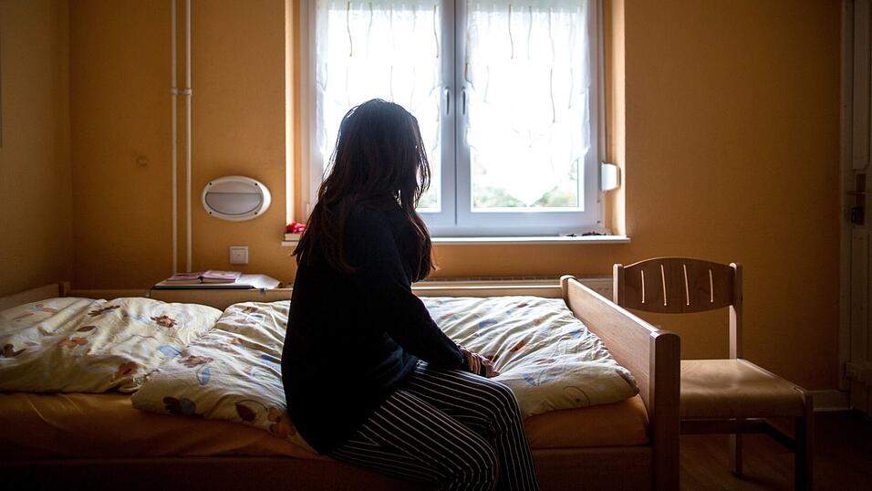 Frauenh&auml;user sind wichtige Schutzr&auml;ume f&uuml;r Opfer von h&auml;uslicher Gewalt. In Bayern wurden die Angebote in den vergangenen Jahren weiter ausgebaut. Die aktuelle Statistik zeigt, der Bedarf ist weiterhin extrem hoch. (Illustration)
