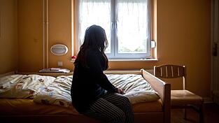 Frauenh&auml;user sind wichtige Schutzr&auml;ume f&uuml;r Opfer von h&auml;uslicher Gewalt. In Bayern wurden die Angebote in den vergangenen Jahren weiter ausgebaut. Die aktuelle Statistik zeigt, der Bedarf ist weiterhin extrem hoch. (Illustration)