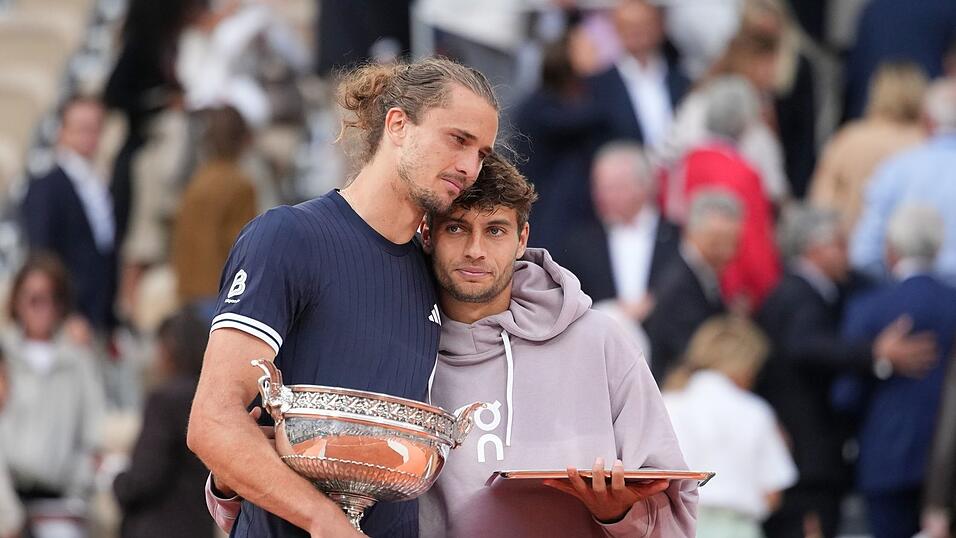 Zverev (l) tröstet Finalgegner Cobolli Zverev (l) tröstet Finalgegner Cobolli