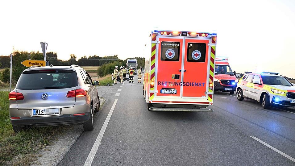 Bei dem Unfall auf der B 299 sind ein Motorradfahrer und eine Autofahrerin verletzt worden.