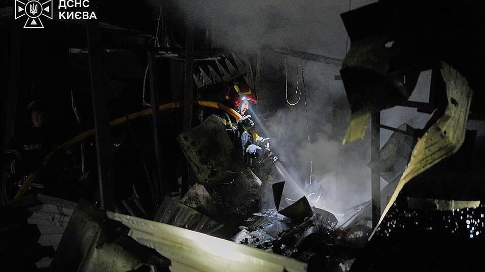 Sieben Menschen kamen beim Angriff auf ein Bahndepot in Kiew ums Leben.